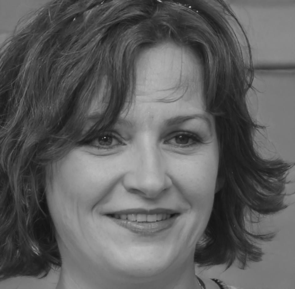 Retrato profesional de la instructora experta en valoración empresarial